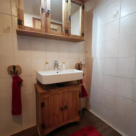 Waldhuette Glueck Auf * Notsch bei Bleiberg