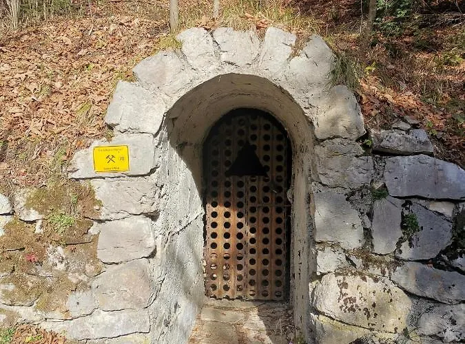 Waldhuette Glueck Auf Notsch bei Bleiberg