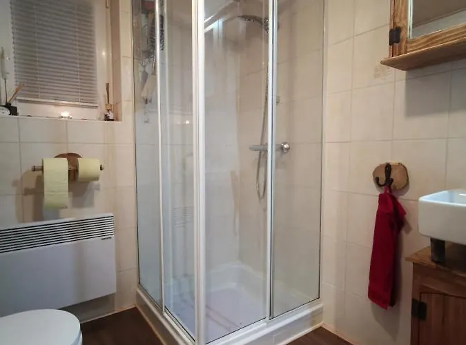 Waldhuette Glueck Auf Notsch bei Bleiberg