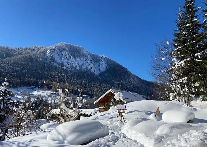 Waldhuette Glueck Auf Notsch bei Bleiberg